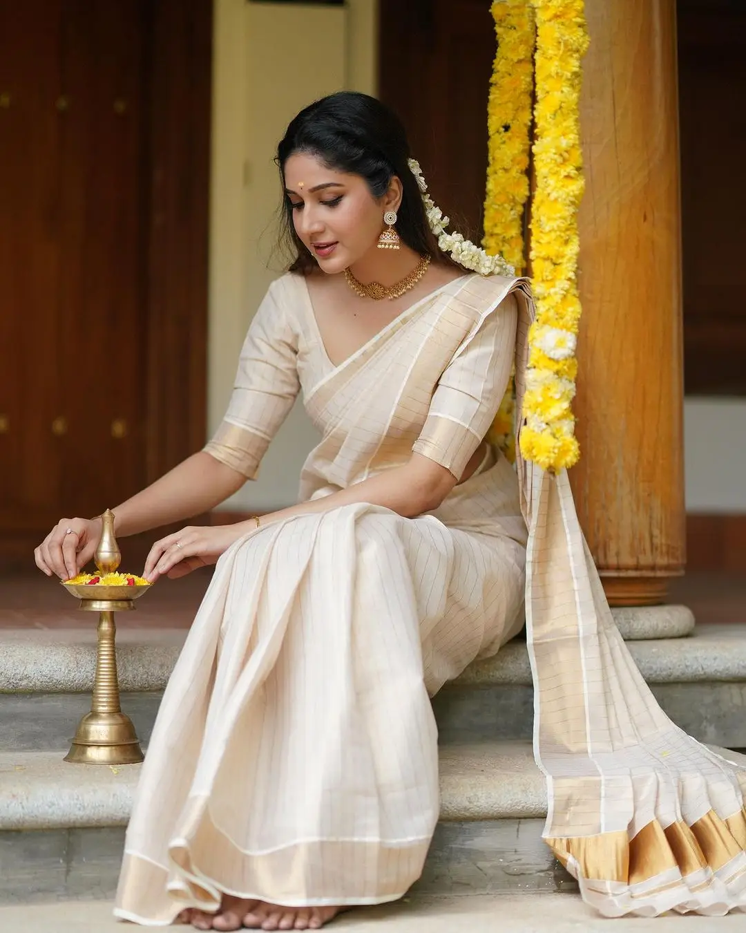 indian model rabiya khatoon in white saree maroon blouse